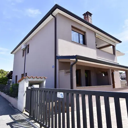 Peaceful With Private Terrace Apartamento Umag